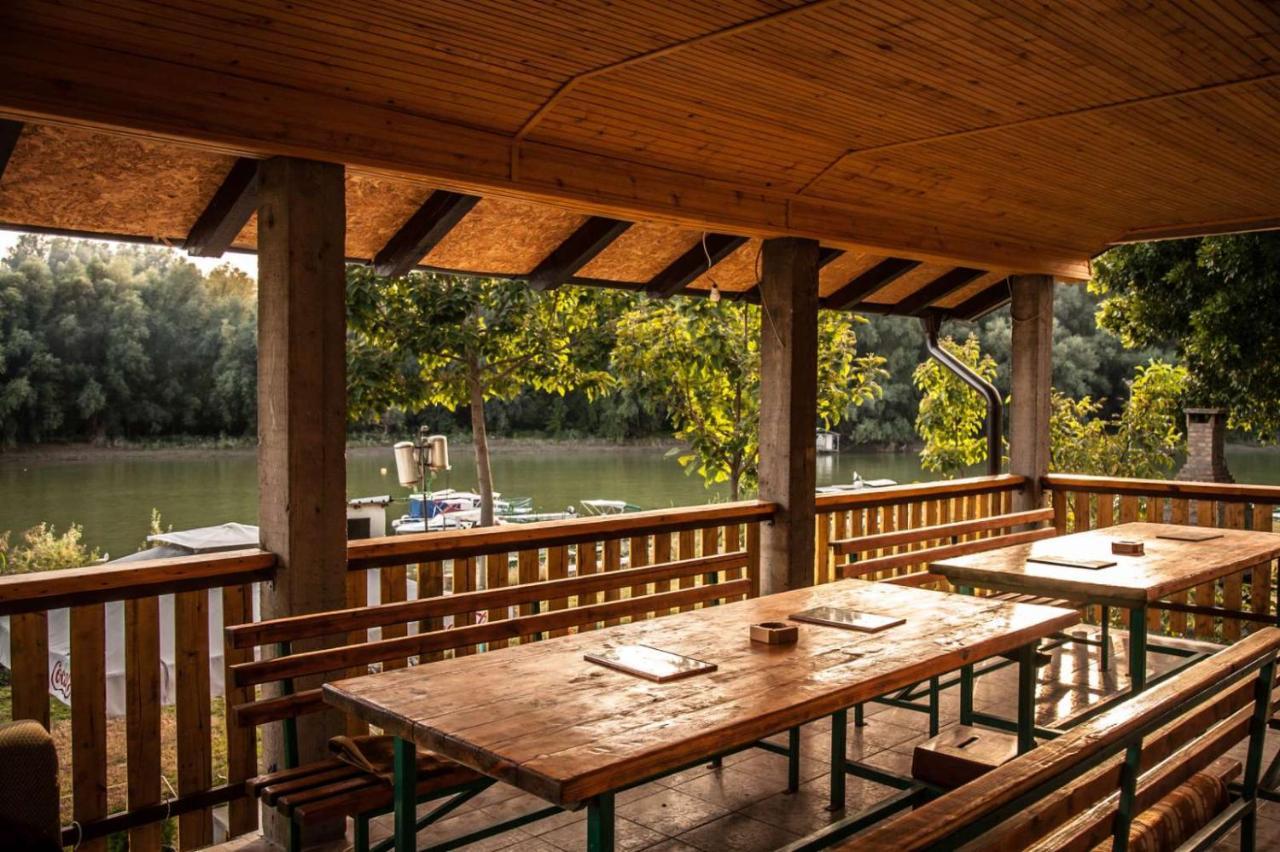 Captain'S House By The Danube River Cerevic Exteriör bild
