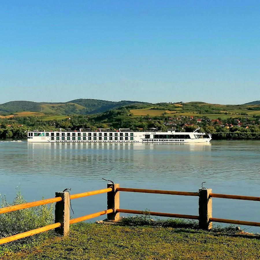 Captain'S House By The Danube River Cerevic Exteriör bild