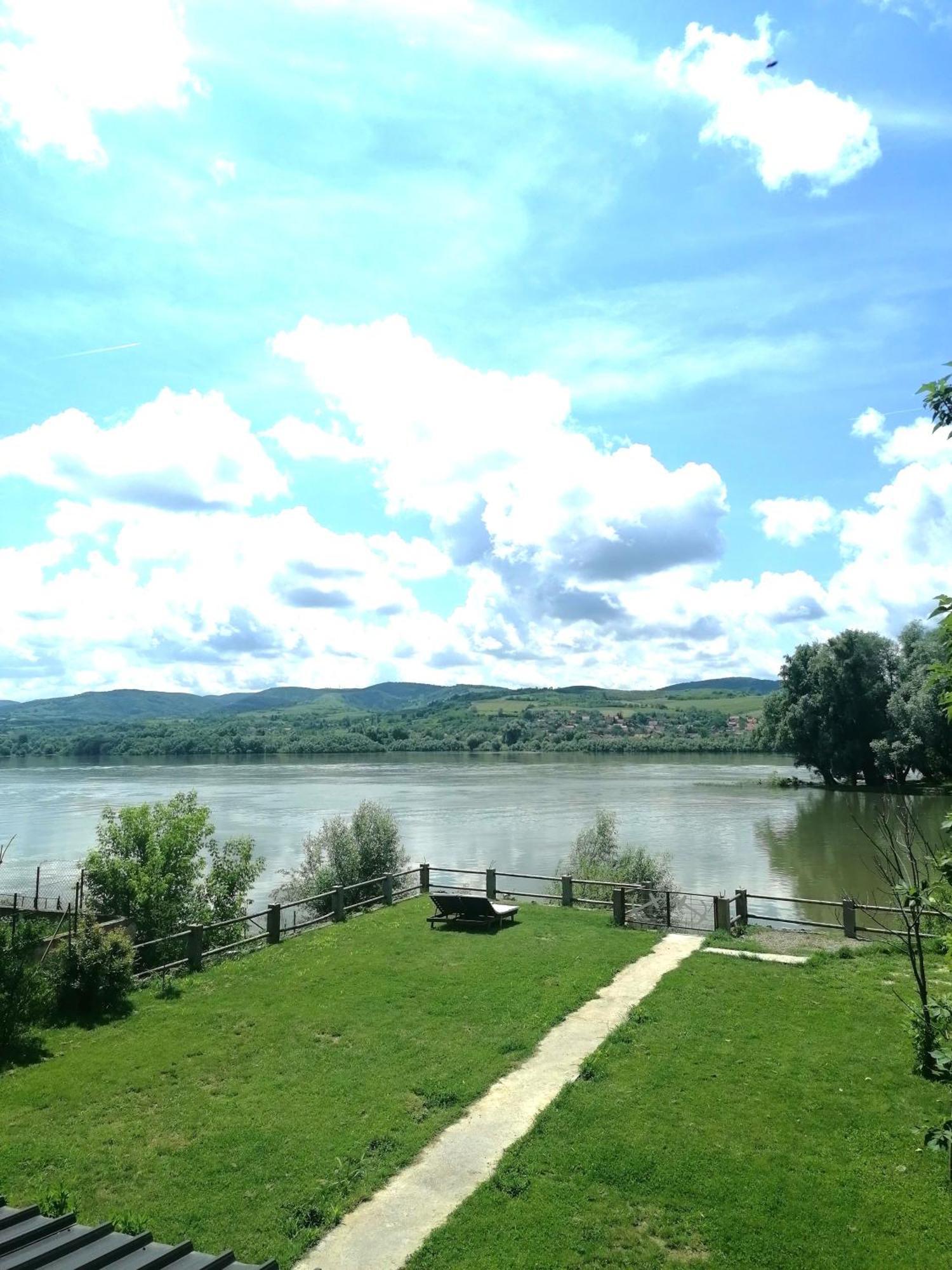 Captain'S House By The Danube River Cerevic Exteriör bild